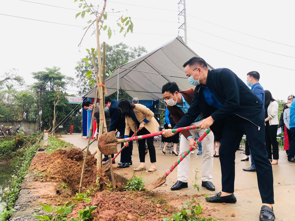 Các đồng chí đại biểu tham gia lễ phát động trồng cây xanh