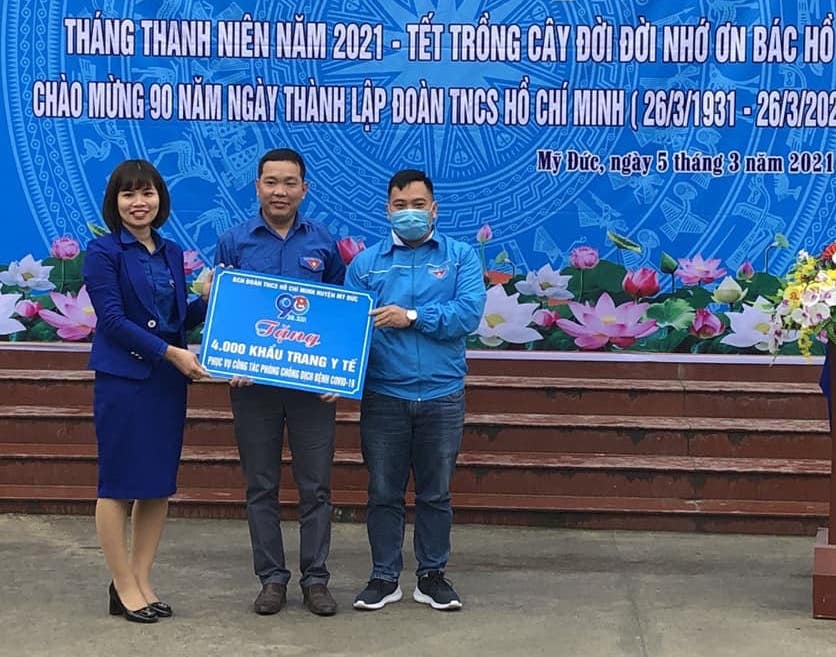 Đại diện Huyện đoàn trao quà tới thanh thiếu nhi địa phương