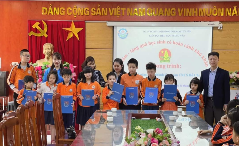 Đại diện lãnh đạo Quận đoàn - Hội đồng Đội quận Nam Từ Liêm trao quà tới các em học sinh