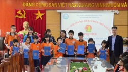 Tặng quà, động viên học sinh hoàn cảnh khó khăn