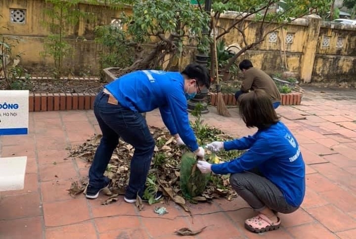 Đoàn viên, thanh niên dọn vệ sinh môi trường