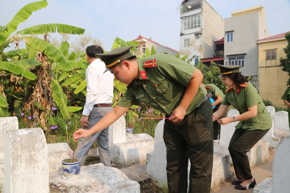 Thanh niên Công an thành phố Hà Nội dâng hương các anh hùng liệt sĩ