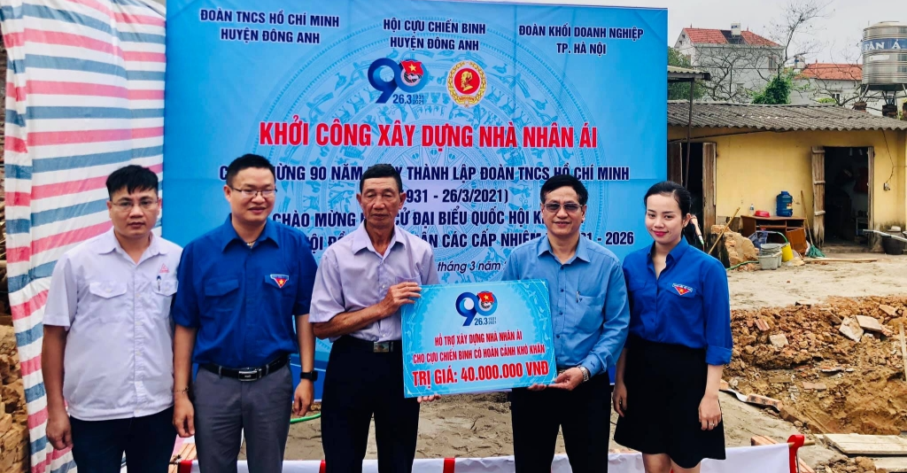 Đại diện lãnh đạo khối Doanh nghiệp Hà Nội trao kinh phí hỗ trợ xây nhà nhân ái