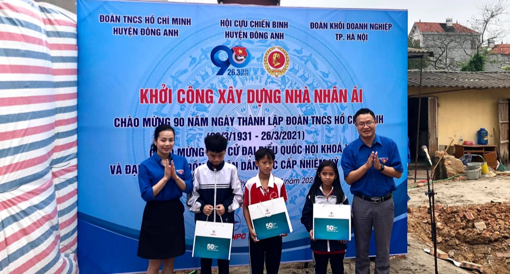 Lãnh đạo Đoàn khối Doanh nghiệp Hà Nội cùng Đoàn EVN miền Bắc trao quà tới các em nhỏ