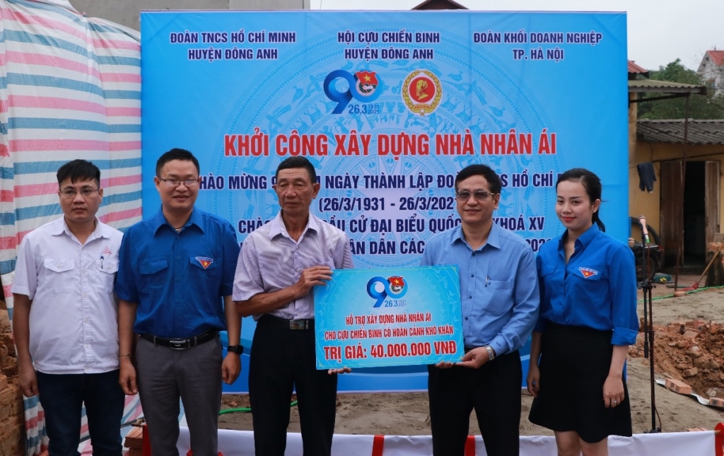 Đại diện Đoàn khối Doanh nghiệp Hà Nội tặng công trình nhà nhân ái