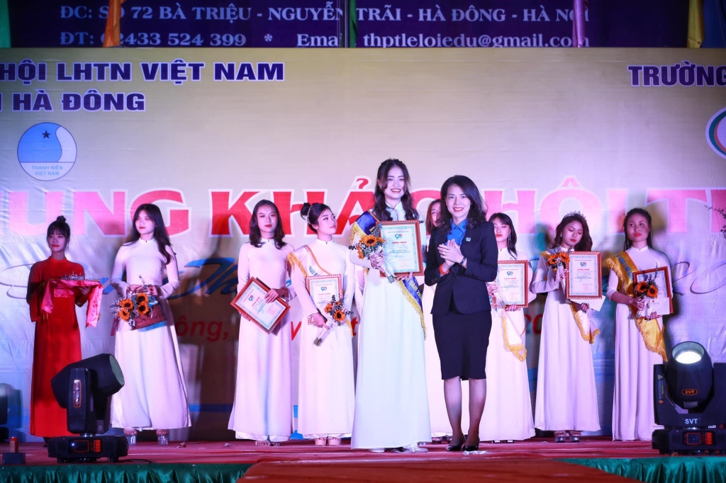 Hoàng Thị Huyền Trang, UVBCH Thành Đoàn, Quận uỷ viên, Bí thư Quận đoàn Hà Đông trao giải tới nữ sinh thanh lịch