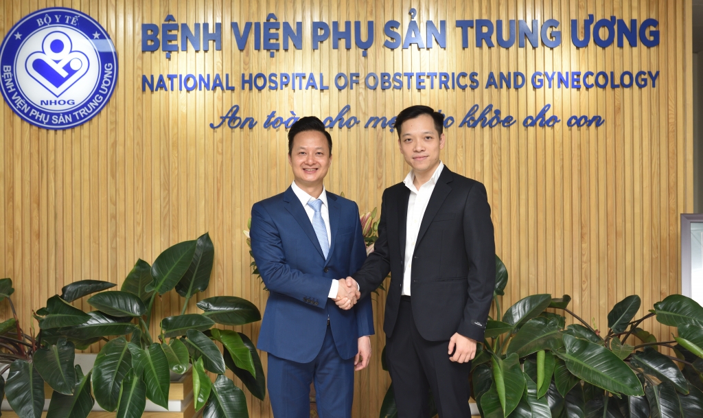 Bác sĩ Nguyễn Việt Quang cùng đồng nghiệp