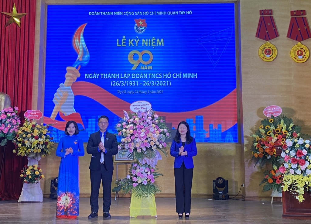 Đồng chí Chu Hồng Minh, UVBTV Trung ương Đoàn, Thành uỷ viên, Bí thư Thành đoàn Hà Nội tặng hoa chúc mừng Quận đoàn Tây Hồ