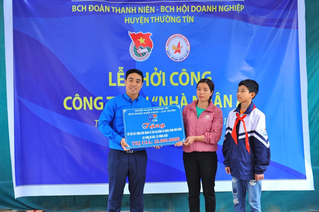 Huyện đoàn Thường Tín trao kinh phí hỗ trợ xây nhà nhân ái