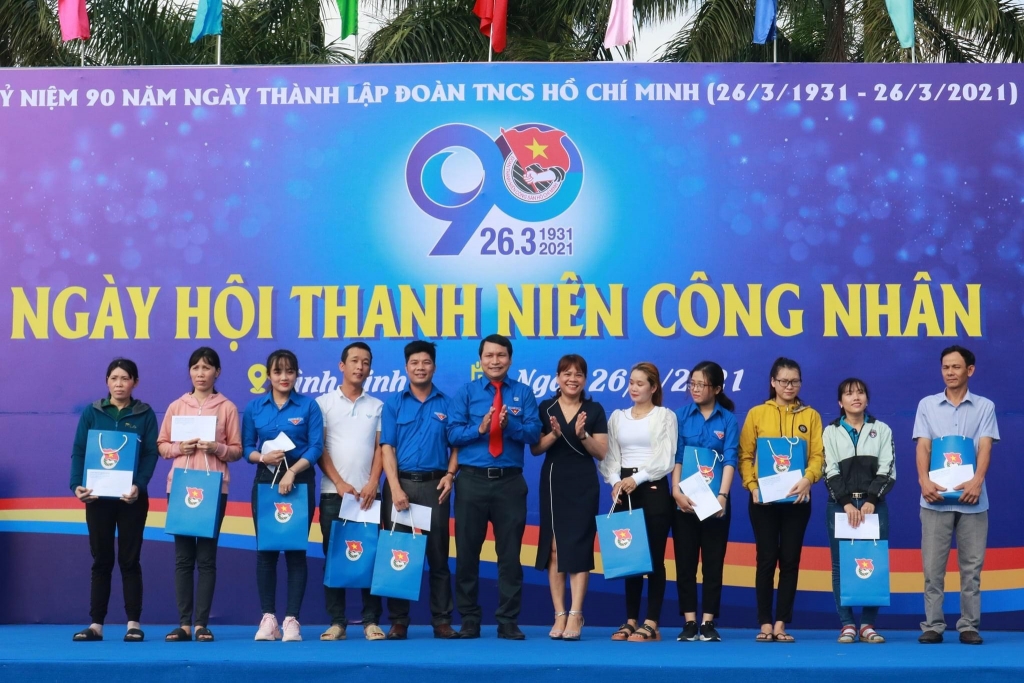 Trao quà cho thanh niên công nhân có hoàn cảnh khó khăn tại tỉnh Bình Định