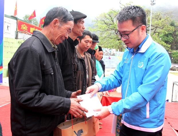 Bí thư Trung ương Đoàn Nguyễn Tường Lâm trao quà tới người dân