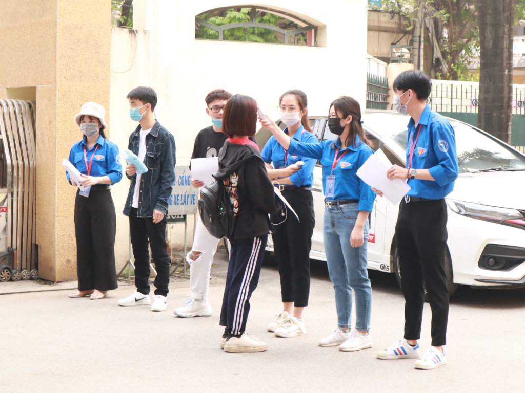 Đoàn viên, sinh viên tham gia hỗ trợ phòng, chống dịch Covid-19