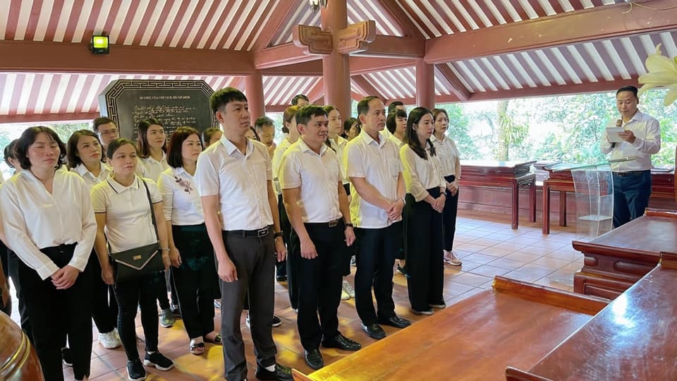 Ban lãnh đạo cùng đảng viên, công đoàn viên nhà trường tham quan nhà thờ Bác Hồ tại Ba Vì