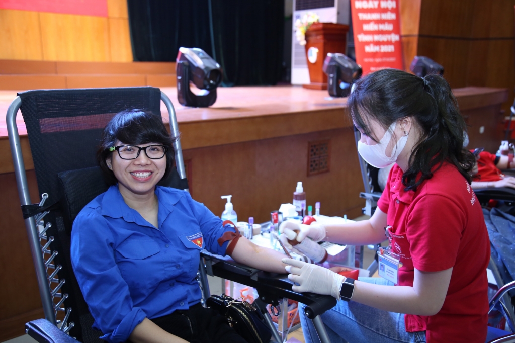 Đoàn viên, thanh niên hiến máu tình nguyện