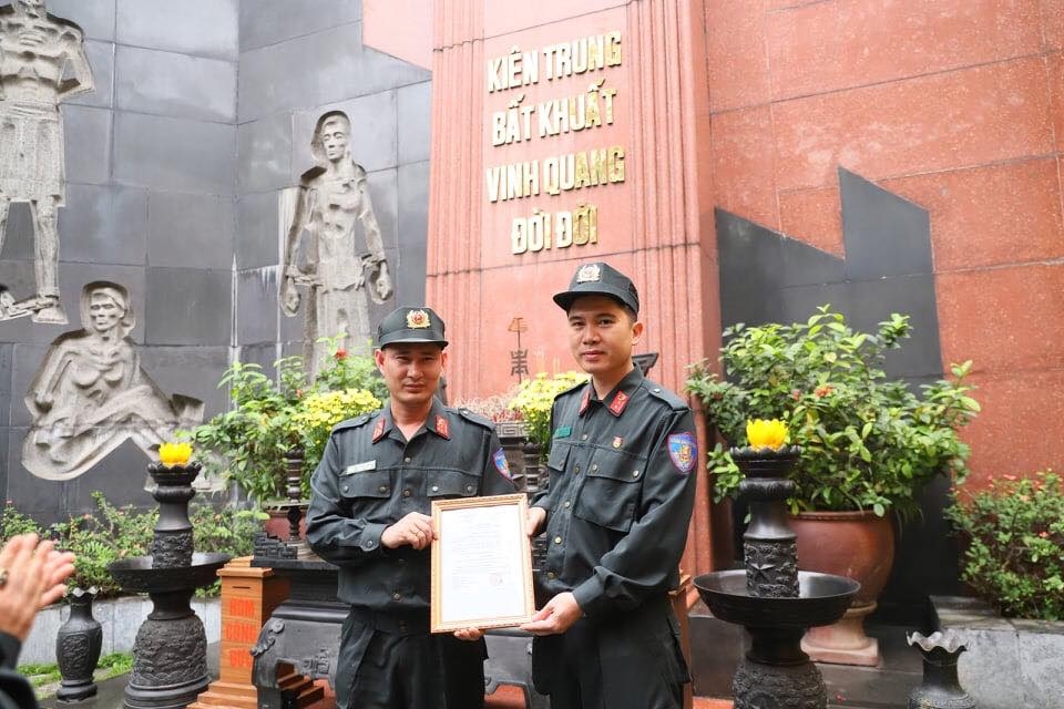 Trao sổ đoàn viên ưu tú