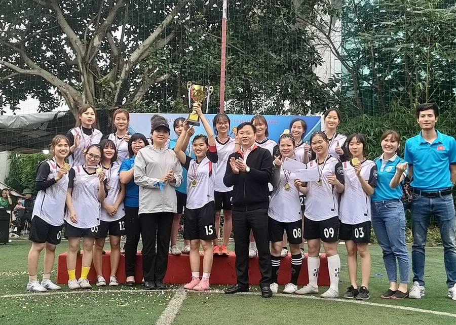 úp vô địch hạng A cho đội bóng đá nữ của Hội LHPNVN