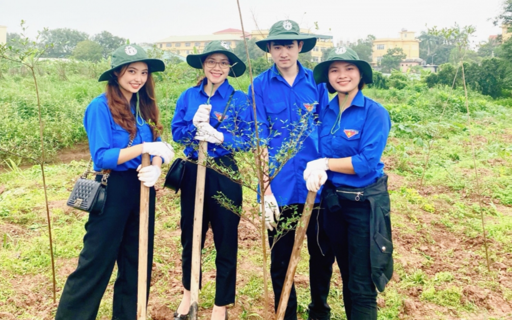 Nữ sinh cùng các bạn tham gia chương trình Vườn ươm thanh niên của Đoàn trường Đại học Mở Hà Nội