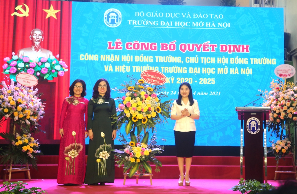 Đồng chí Chu Hồng Minh tặng hoa chúc mừng nhà trường