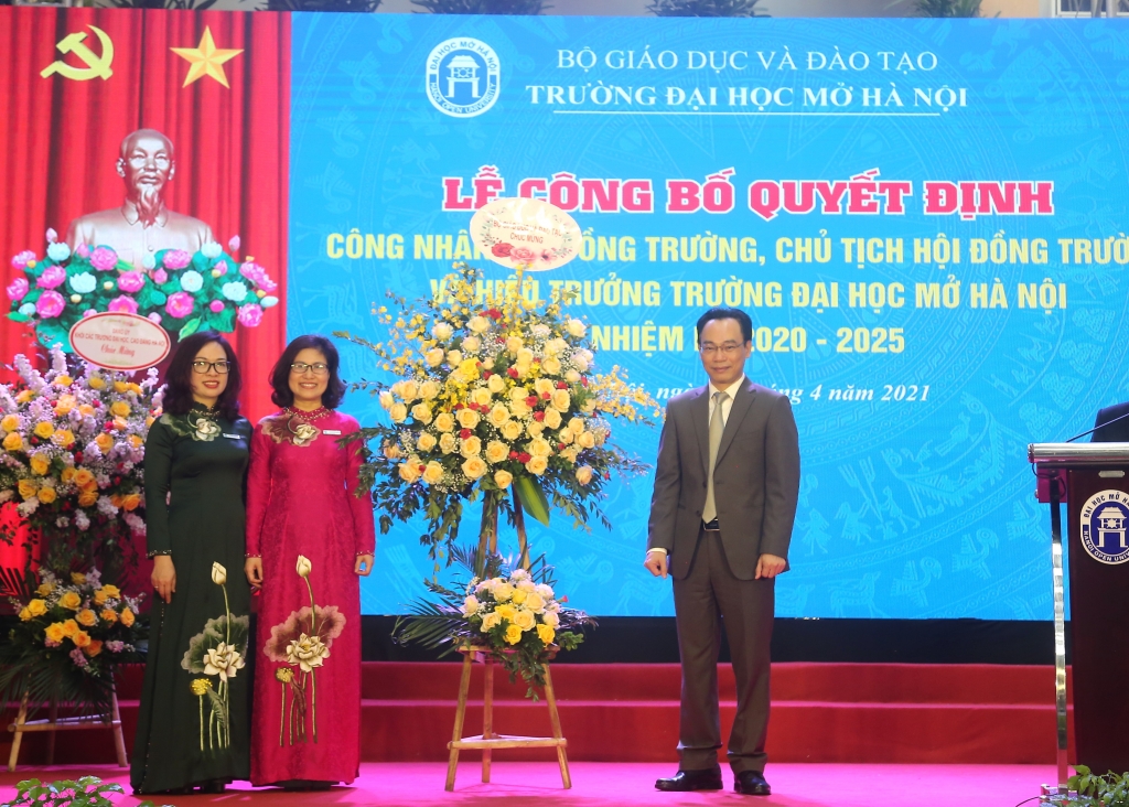 PGS.TS Hoàng Minh Sơn, Thứ trưởng Bộ Giáo dục và Đào tạo tặng hoa chúc mừng nhà trường