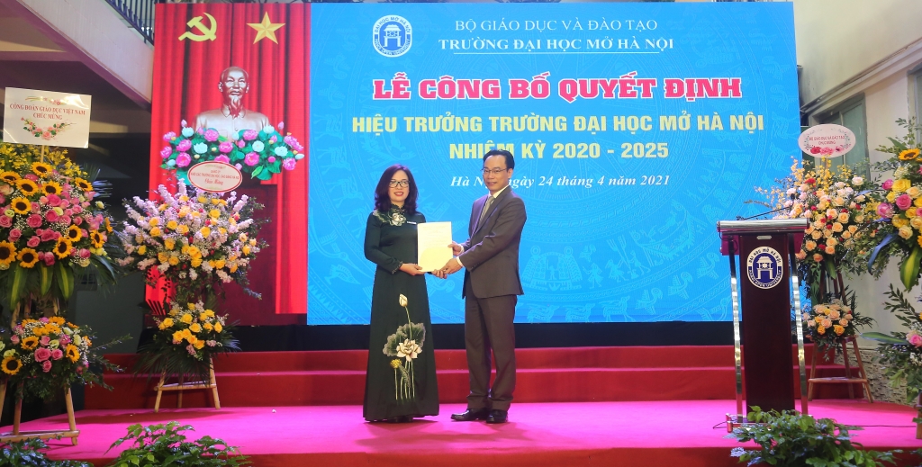 PGS.TS Nguyễn Thị Nhung nhận Quyết định Chủ tịch Hội đồng trường Đại học Mở Hà Nội nhiệm kỳ 2020-2025