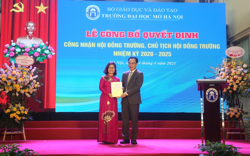 PGS.TS Nguyễn Mai Hương nhận Quyết định Chủ tịch Hội đồng trường Đại học Mở Hà Nội nhiệm kỳ 2020-2025