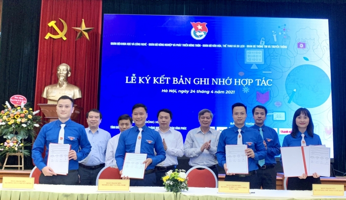 Đại diện Đoàn Thanh niên Bộ Khoa học và Công nghệ, Bộ Thông tin và Truyền thông, Bộ Văn hoá Thể thao và Du lịch, Bộ Nông nghiệp và Phát triển nông thôn ký kết bản ghi nhớ hợp tác tại Hội thảo