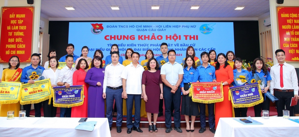 Các đồng chí lãnh đạo cùng các đội thi chụp ảnh lưu niệm