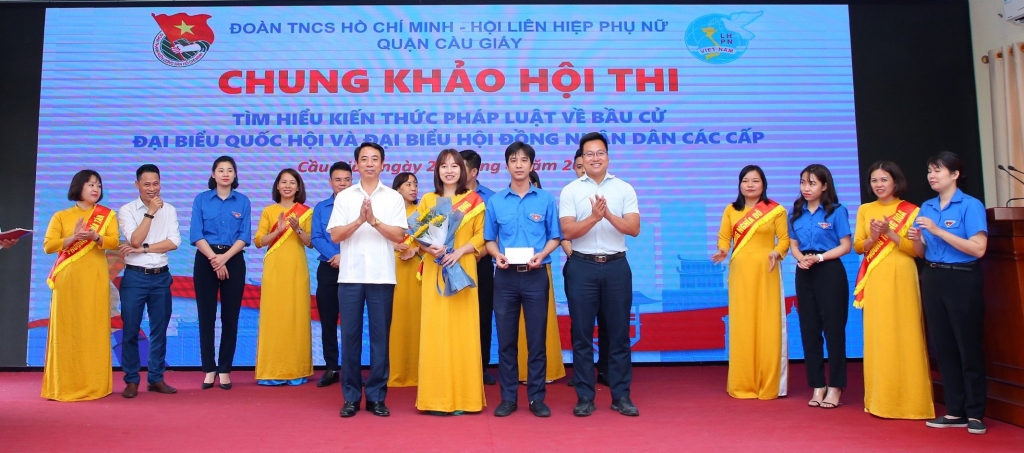 Đồng chí Trần Quang Hưng, Phó Bí thư Thành đoàn Hà Nội cùng đại diện lãnh đạo quận Cầu Giấy trao khen thưởng tới đội thi giành giaỉ Nhất