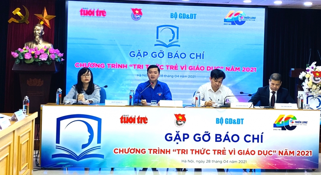 Các đồng chí chủ trì họp báo