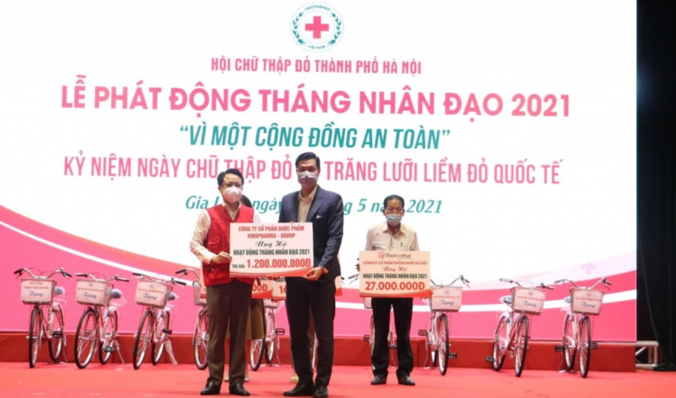 Đại diện doanh nghiệp trao ủng hộ tới Hội Chữ thập đỏ thành phố Hà Nội