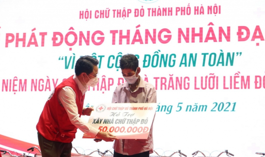 Đồng chí Đào Ngọc Triệu, UVTV Hội Chữ thập đỏ Việt Nam, Chủ tịch Hội Chữ thập đỏ thành phố Hà Nội trao kinh phí xây nhà Chữ thập đỏ tới người dân khó khăn