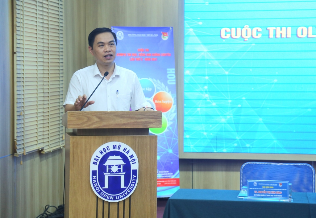 TS Dương Thăng Long, Phó Bí thư Đảng uỷ, Phó Hiệu trưởng Đại học Mở Hà Nội phát biểu tại vòng chung kết cuộc thi