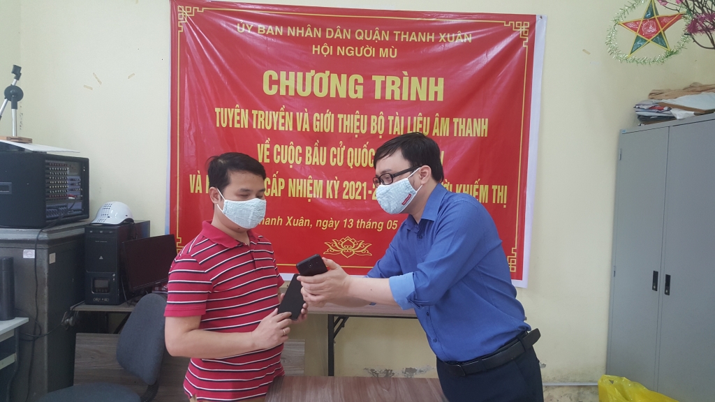 Hội viên Hội người mù quận Thanh Xuân hướng dẫn nhau sử dụng tài liệu