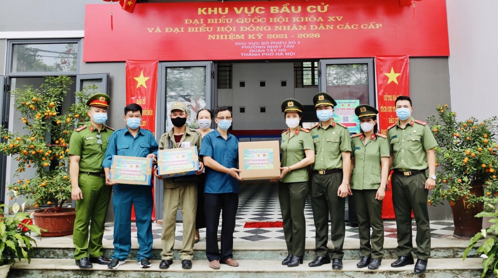 Các chiến sĩ tặng quà tại điểm bầu cử số Các chiến sĩ tặng quà tại điểm bầu cử số