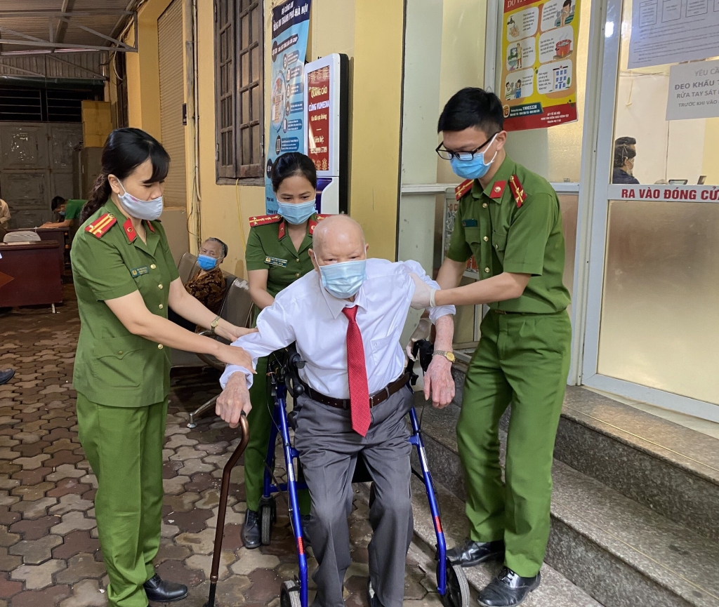 Trung tá Mai Thị Phượng, Chủ tịch Hội Phụ nữ, Đội trưởng Đội Cảnh sát Quản lý hành chính Công an quận Tây Hồ (bên trái) cùng các chiến sĩ hỗ trợ người dân đến làmg căn cước công dân gắn chip Trung tá Mai Thị Phượng, Chủ tịch Hội Phụ nữ, Đội trưởng Đội Cảnh sát Quản lý hành chính Công an quận Tây Hồ (bên trái) cùng các chiến sĩ hỗ trợ người dân đến làmg căn cước công dân gắn chip