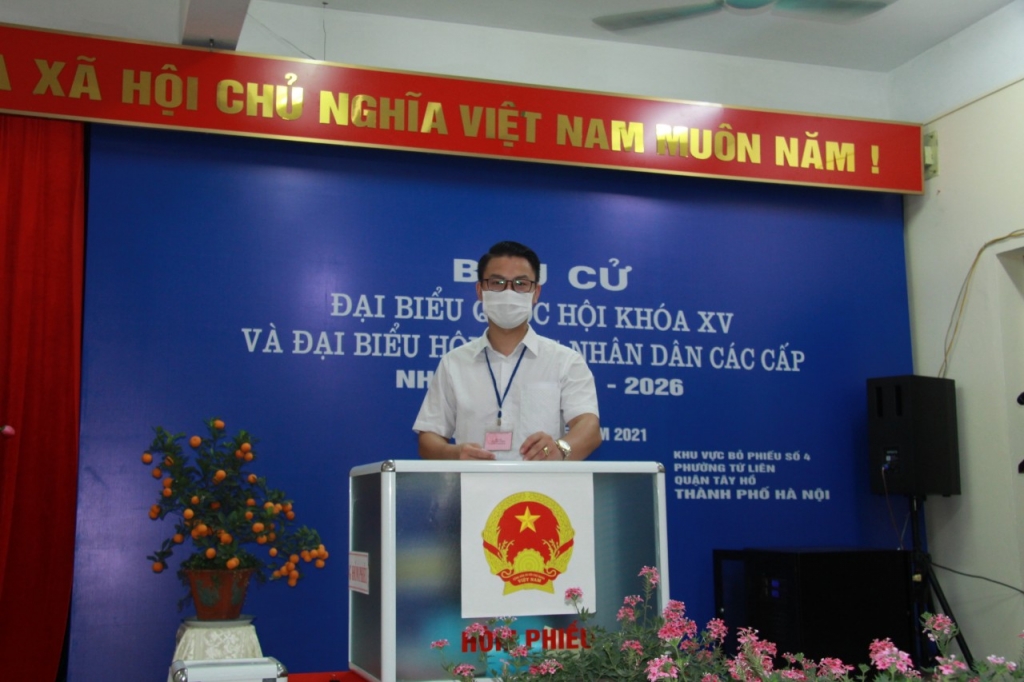 Cử tri bỏ phiếu tại quận Tây Hồ