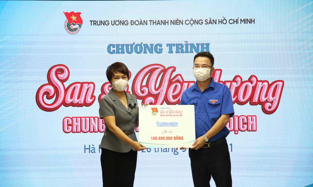 Đại diện các đơn vị, nhà hảo tâm góp kinh phóí, hiện vật ủng hộ chương trình