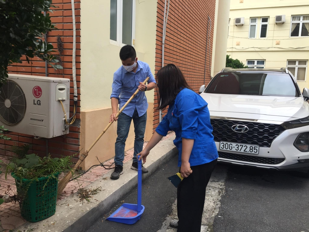 Thanh niên phường Quảng An dọn vệ sinh môi trường