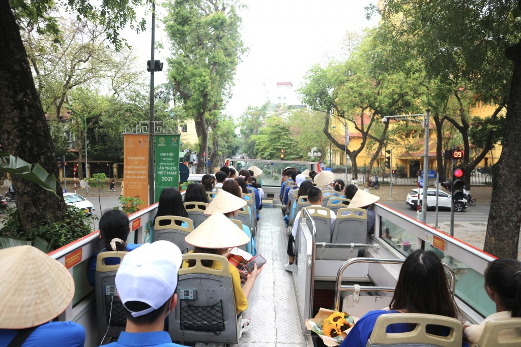 Các bạn trẻ trên xe bus Hanoi city tour