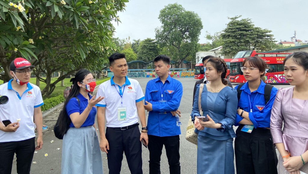 Phó Bí thư Thành đoàn Hà Nội Lý Duy Xuân cùng các bạn thanh niên Đông Nam Á tham quan khám phá Thủ đô Hà Nội Phó Bí thư Thành đoàn Hà Nội Lý Duy Xuân cùng các bạn thanh niên Đông Nam Á tham quan khám phá Thủ đô Hà Nội