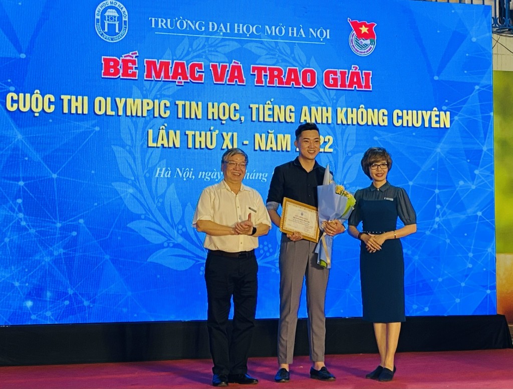 Ban tổ chức trao giải Nhất tập thể tới đại diện khoa Tiếng Anh