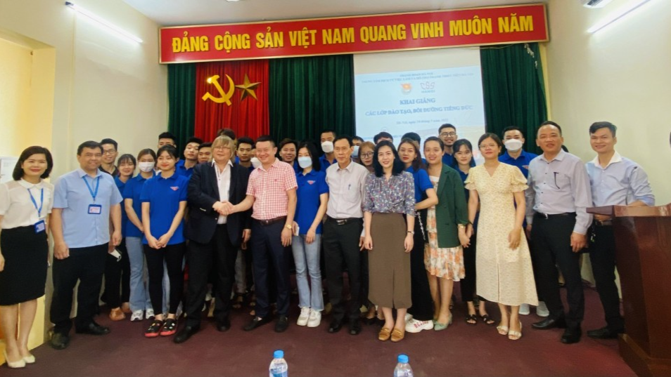Các chuyên gia, thầy cô giáo và học viên chụp ảnh lưu niệm Các chuyên gia, thầy cô giáo và học viên chụp ảnh lưu niệm