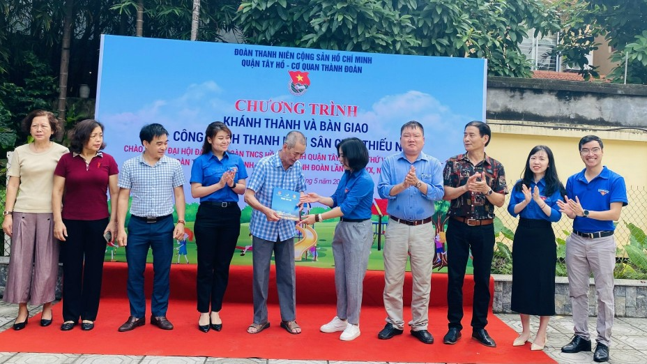 Đại diện Đoàn Cơ quan Thành đoàn Hà Nội, Quận đoàn Tây Hồ bàn giao công trình tới tổ dân phố số 5