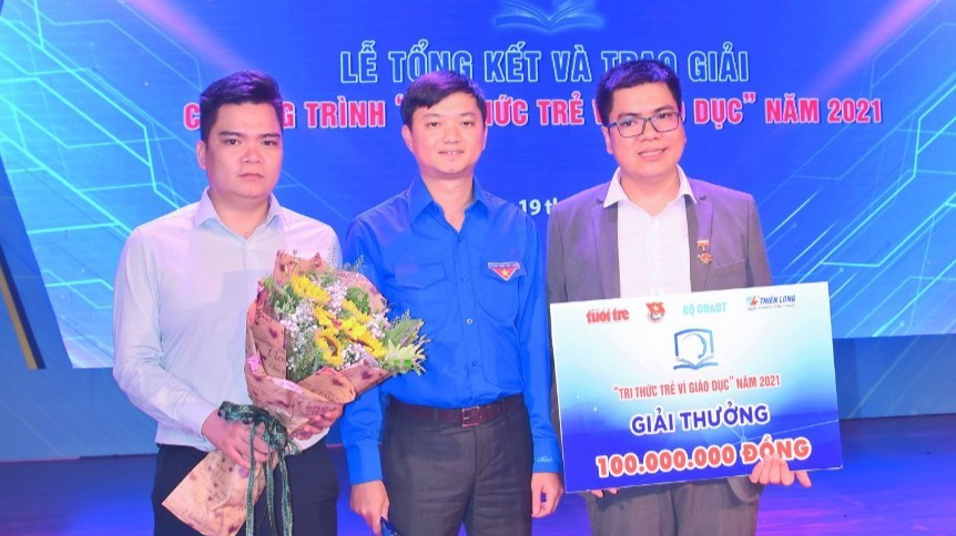 Nhóm tác giả ICORRECT trong buổi vinh danh