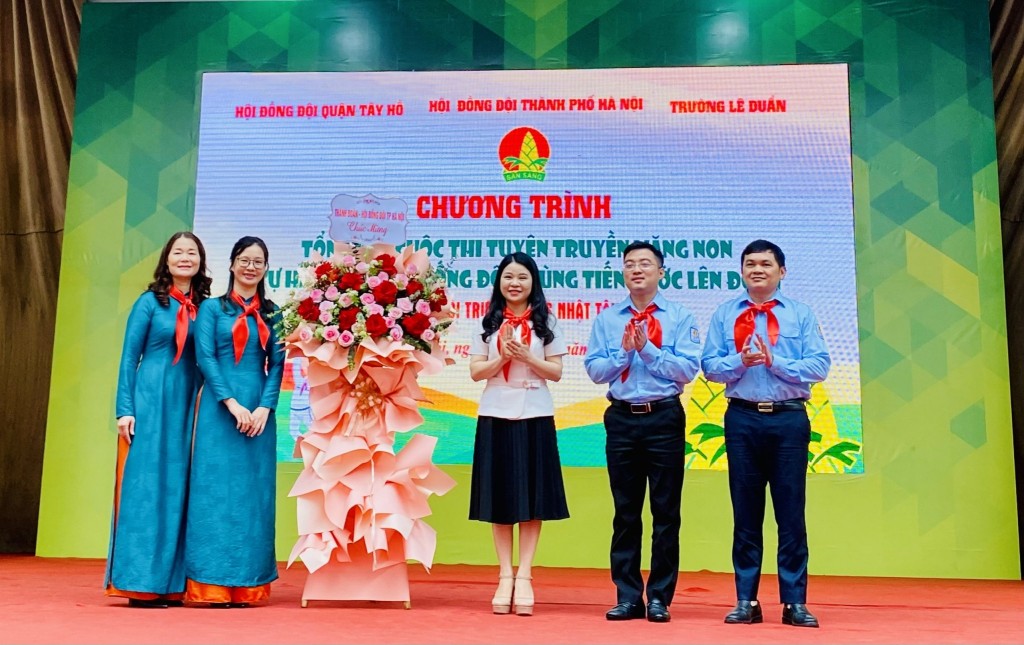 Đồng chí Chu Hồng Minh, UVBTV Trung ương Đoàn, Thành uỷ viên, Bí thư Thành đoàn Hà Nội cùng đại diện Hội đồng Đội thành phố Hà Nội tặng hoa chúc mừng Liên đội THCS Nhật Tân