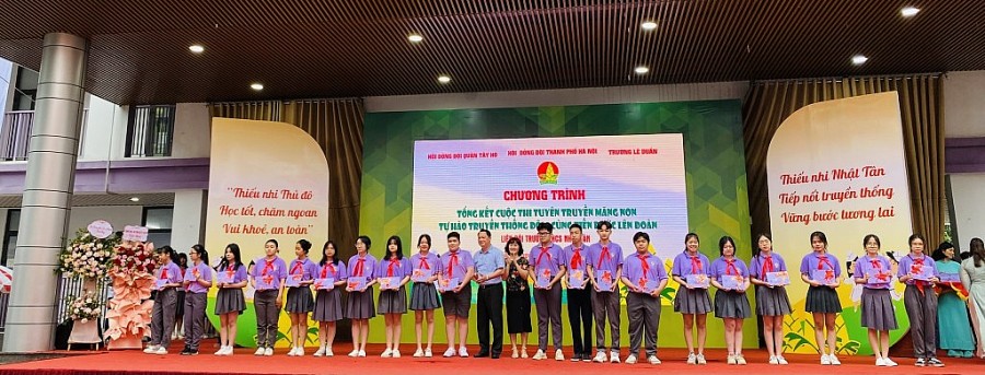 Tuyên dương các thầy cô, học sinh có thành tích xuất sắc