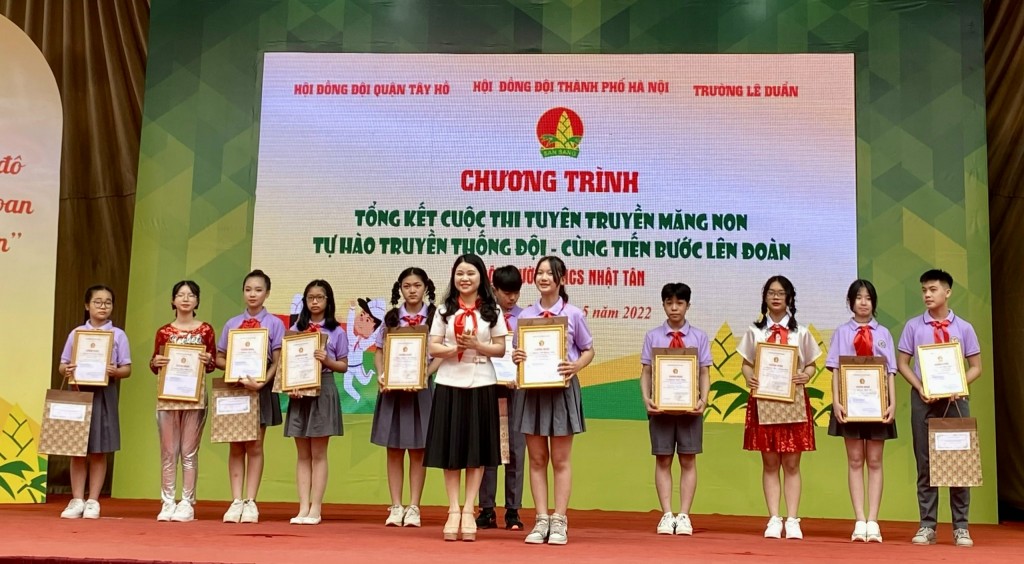 Đồng chí Chu Hồng Minh trao giải tới học sinh giành giải Nhất