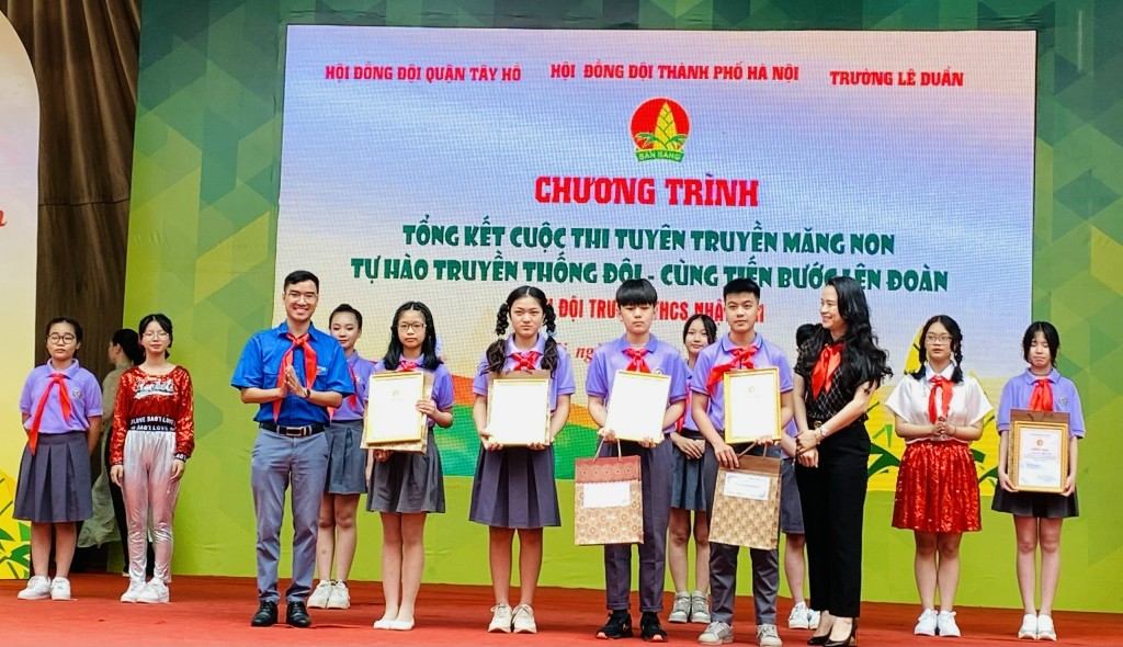 Đại diện Ban tổ chức trao giải tới các em học sinh