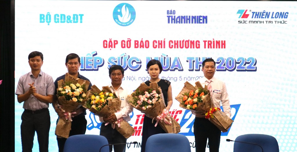 Anh Nguyễn Minh Triết tặng hoa cảm ơn các đơn vị đồng hành