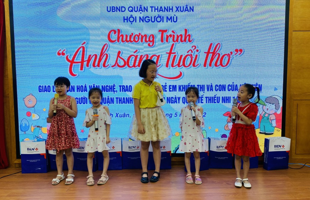 Các em thiếu nhi giao lưu văn nghệ